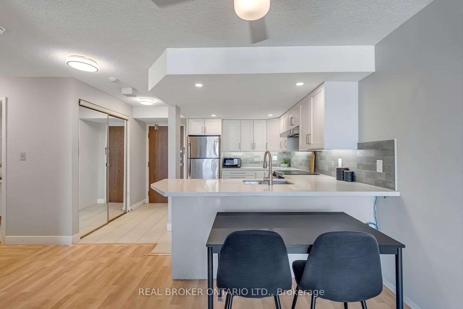 Property Photo: 25 Agnes Street 903 ON L5B 3X7