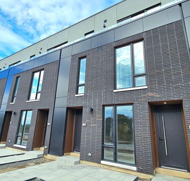 Property Photo:  230 Ellis Avenue  ON L2P 0H2 