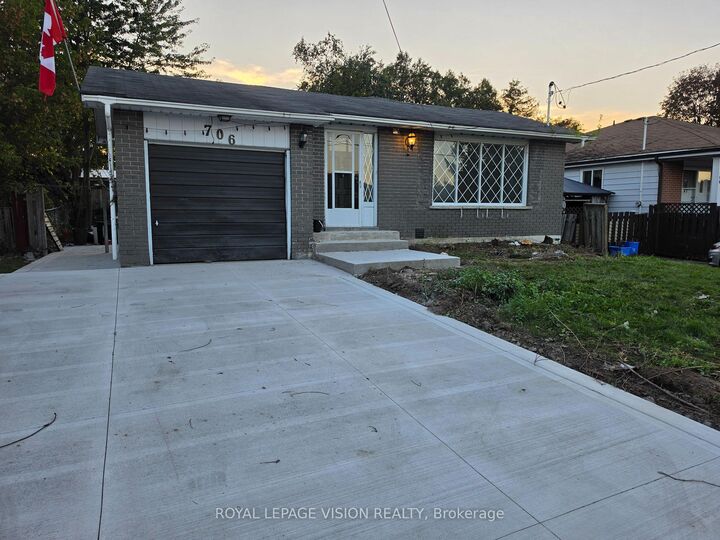 Property Photo:  706 Leaside Street Upper  ON L1W 2X1 