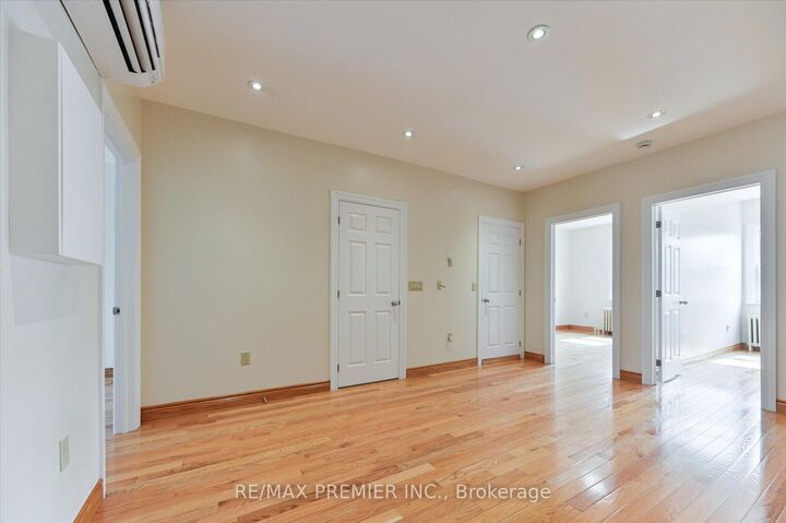 Property Photo:  1575 Bayview Avenue  ON M4G 3B5 