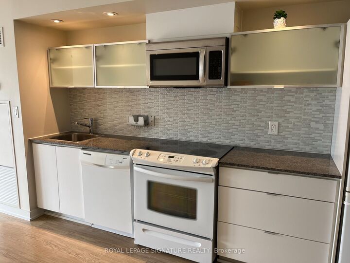 Property Photo:  4K Spadina Avenue 1121  ON M5V 3Y9 