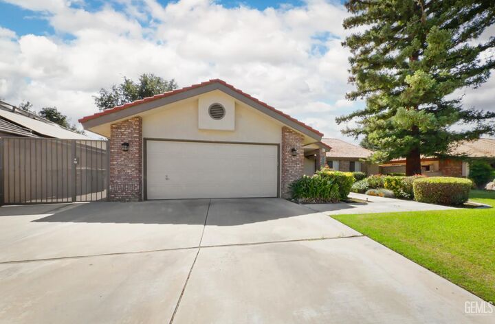 Property Photo: 8609 Landover Lane CA 93311