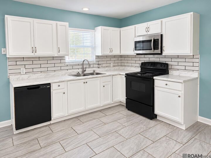 Property Photo: 2760 Lark St LA 70817