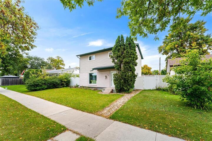 Property Photo: 52 Whitehall Boulevard MB R2C 0Y4