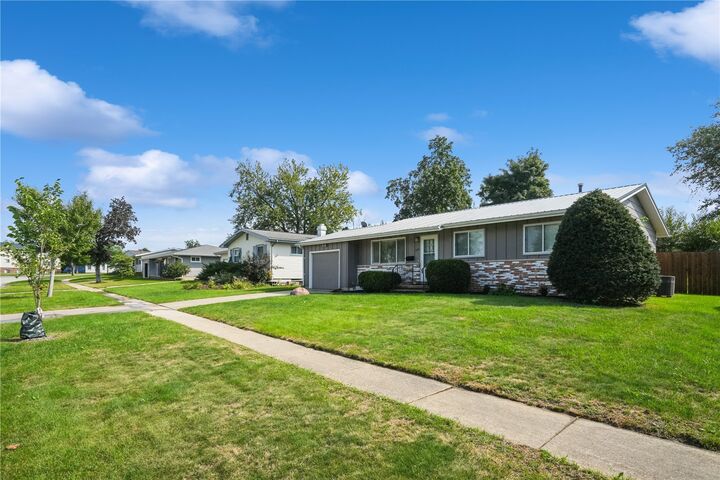 Property Photo:  5101 1st Ave SW  IA 52405 