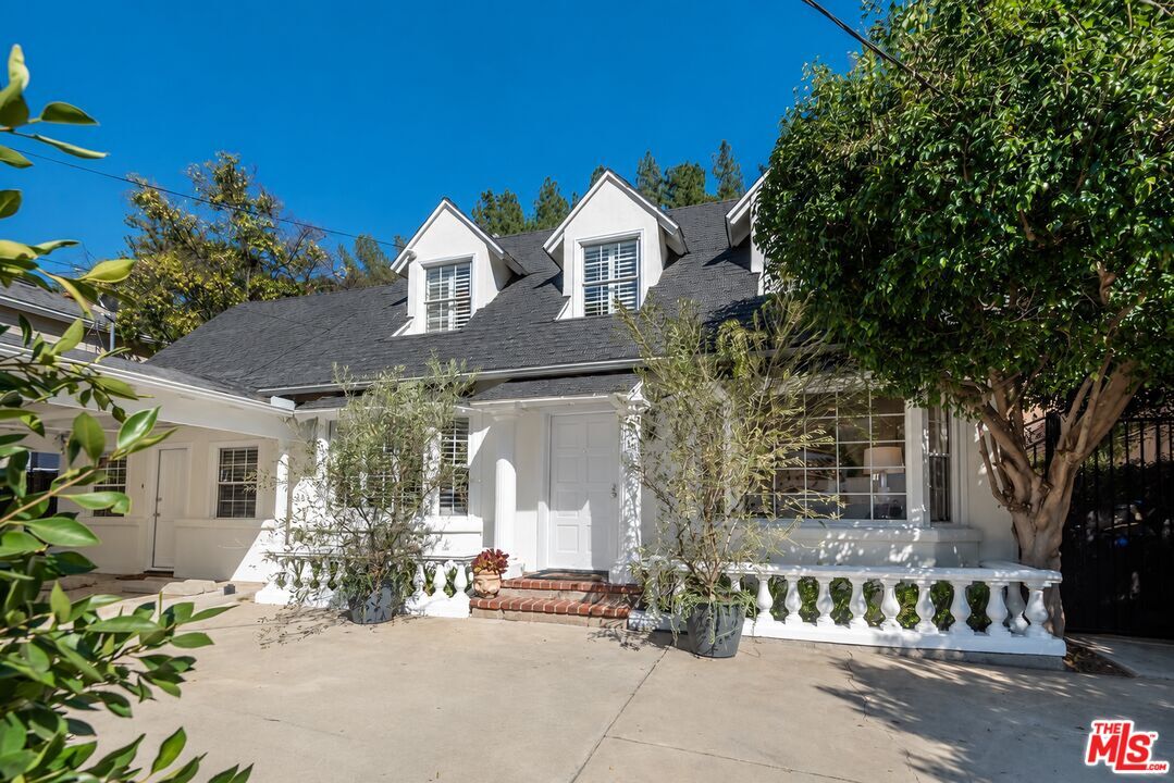 Property Photo:  1664 Benedict Canyon Dr  CA 90210 