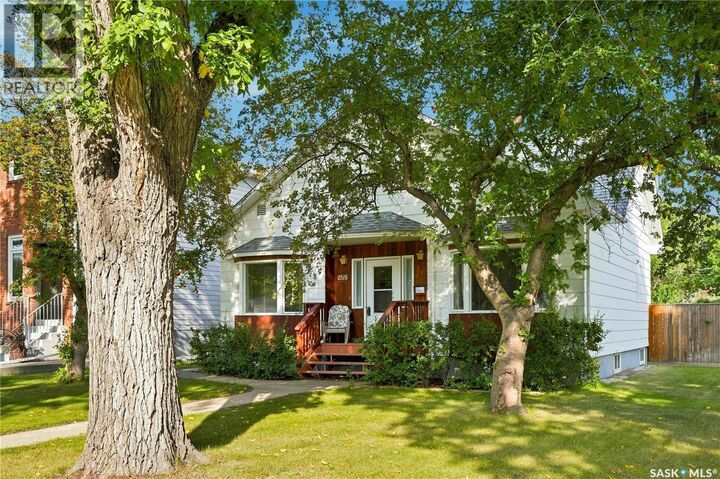 Property Photo: 1519 Munroe Avenue S SK S7H 2G6