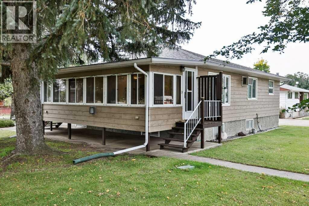 Property Photo:  132 5 Avenue Northeast  AB T0K 1M0 
