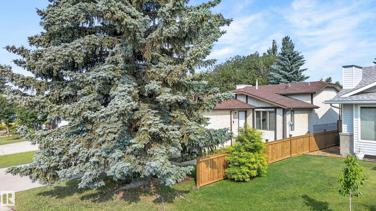 Property Photo:  3722 34A Avenue NW  AB T6L 4Z2 