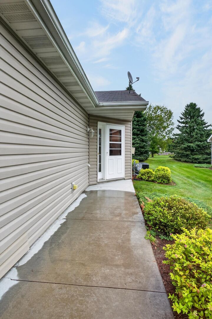 Property Photo:  2155 Cleveland Way S  MN 55008 