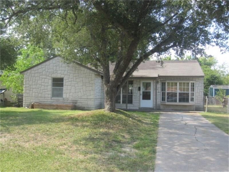 Property Photo: 5422 Thrush Drive TX 77033