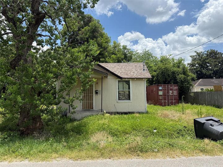 Property Photo:  6302 Torreon Street  TX 77026 
