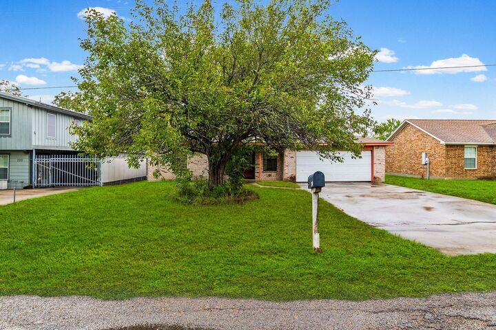 Property Photo:  210 Kathy Lane  TX 77351 