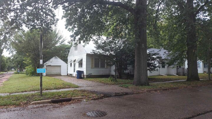 Property Photo:  827 Kern Street  IA 50703 