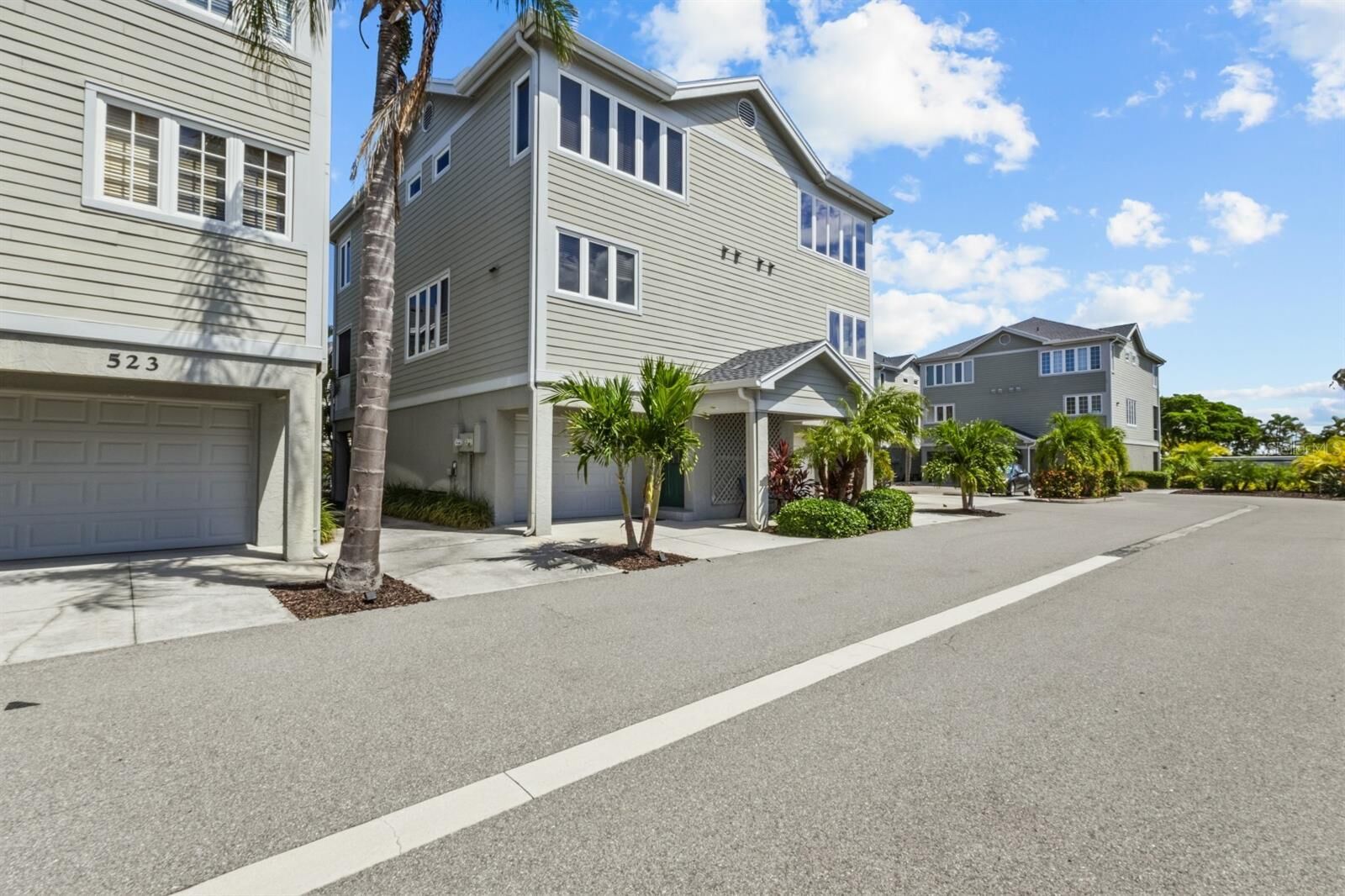 Property Photo: 521 Forest Way FL 34228