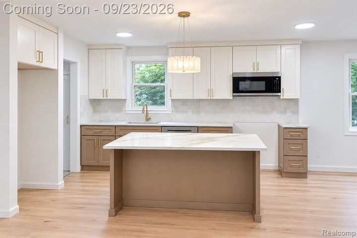Property Photo: 1035 N Vermont Avenue MI 48067 1409