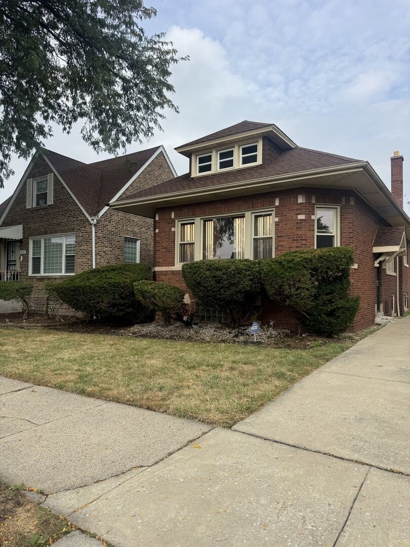 Property Photo:  10827 S Wallace Street  IL 60628 