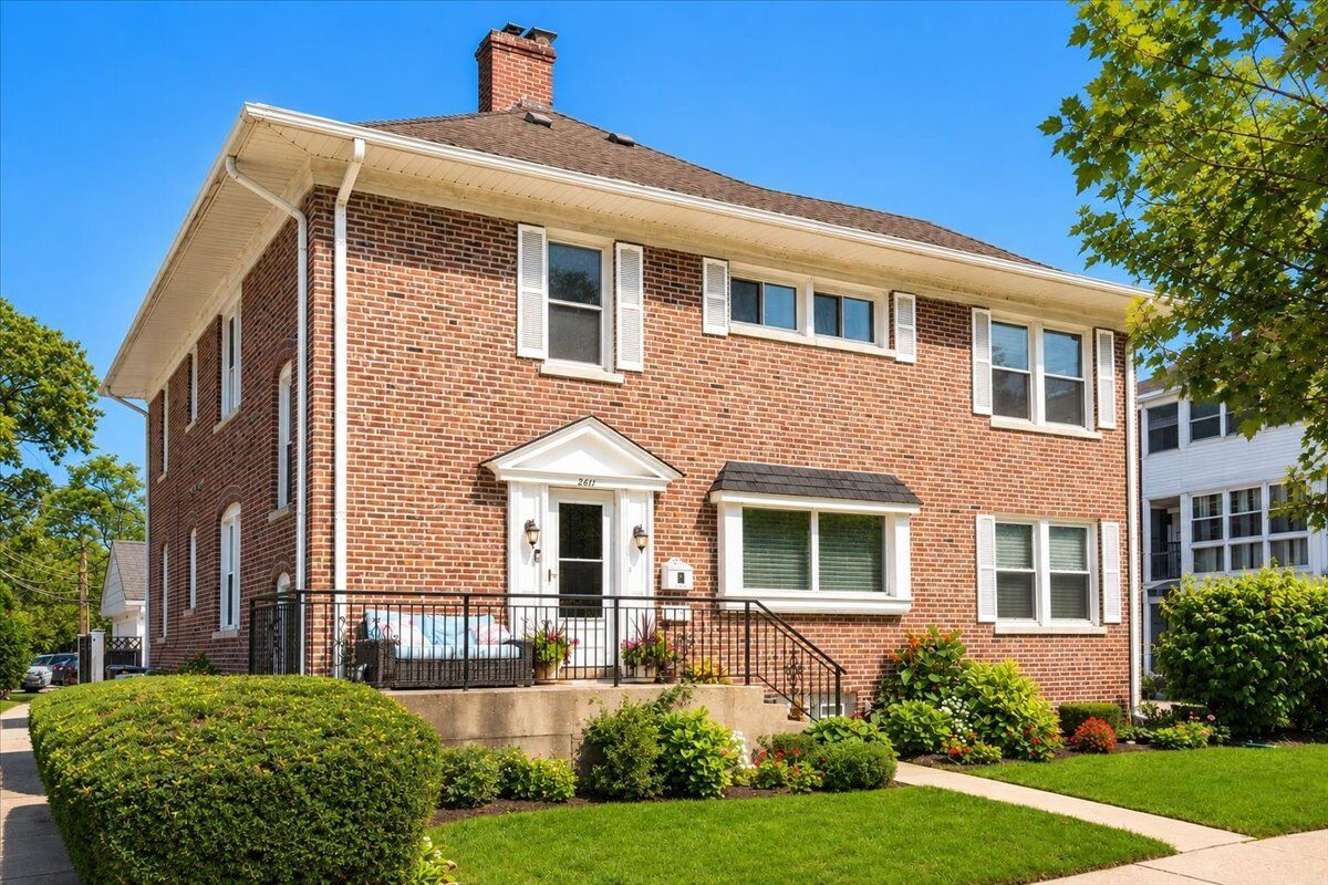 Property Photo: 2611 Walnut Avenue IL 60201