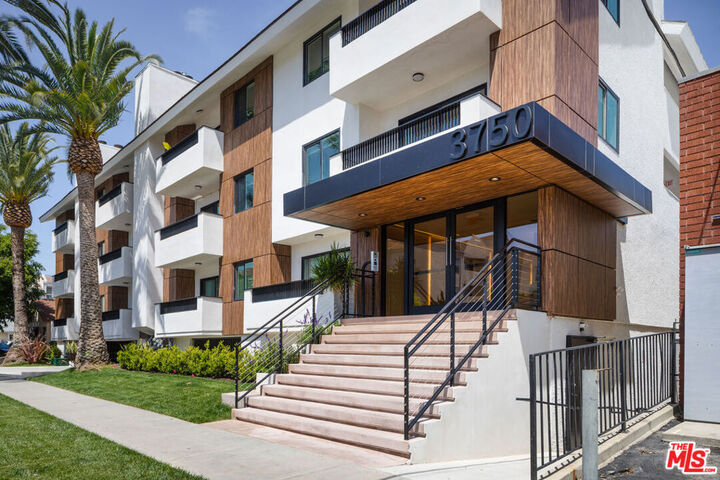 Property Photo: 3750 Glendon Avenue 32 CA 90034