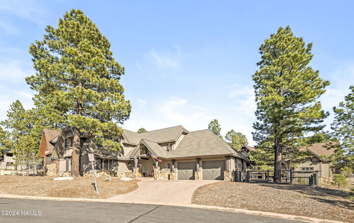 Property Photo: 1707 E Trade Winds Court AZ 86005