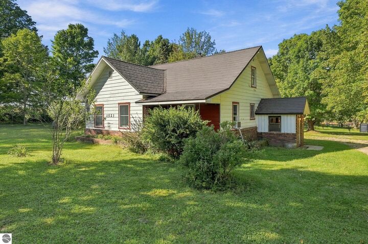 Property Photo: 1523 SE Hatley Road MI 49633