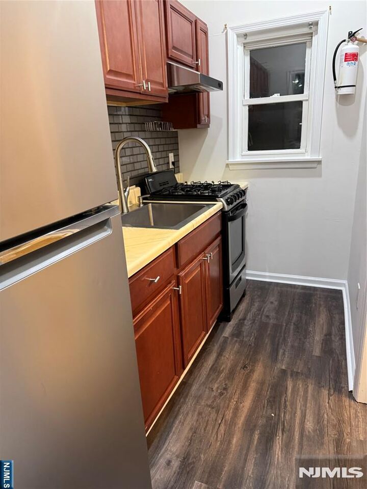 Property Photo:  40 Washington Avenue 2B  NJ 07109 