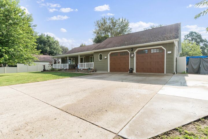 Property Photo:  901 Geneva Drive  MN 56308 