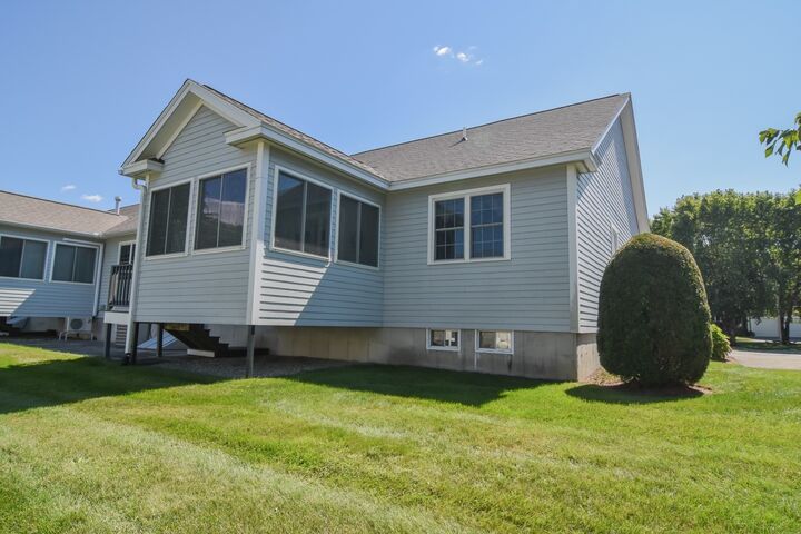 Property Photo:  5 Village Ln 5  MA 01844 
