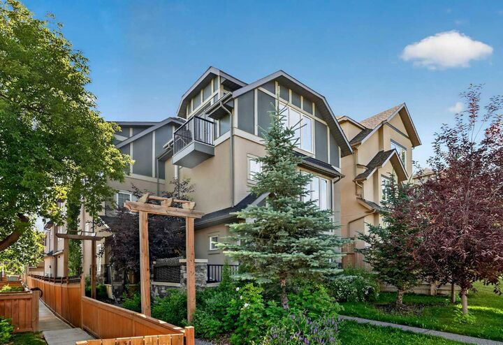 Property Photo:  2416 30 Street SW 4  AB T2E 2M1 