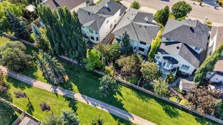 Property Photo:  30 Sierra Nevada Way SW  AB T3H 3M6 