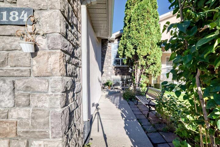 Property Photo:  184 Douglas Ridge Green SE  AB T2Z 2T4 