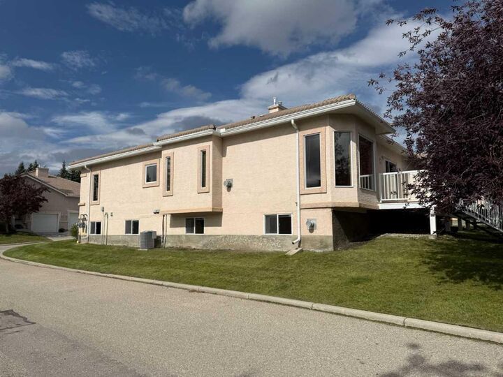 Property Photo:  8 Scimitar Rise NW  AB T3L 2C9 