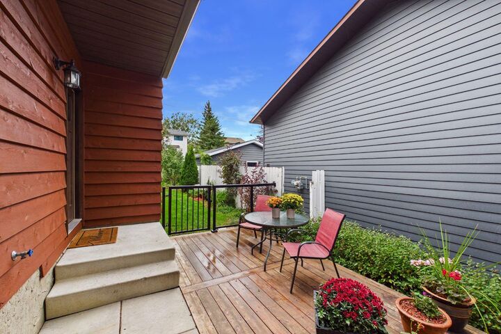 Property Photo:  43 Beaconsfield Rise NW  AB T3K 1X3 