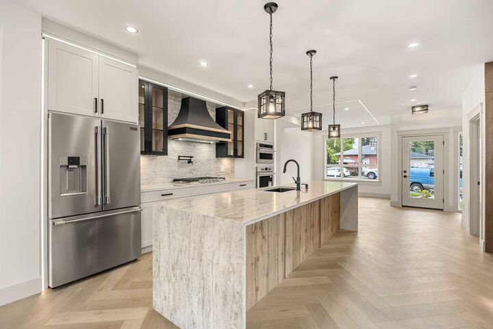 Property Photo:  121 42 Avenue NE  AB T2E 2N5 