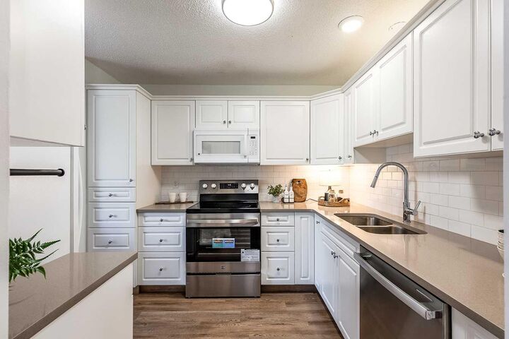 Property Photo:  1682 7 Avenue NE  AB T1C 1H9 