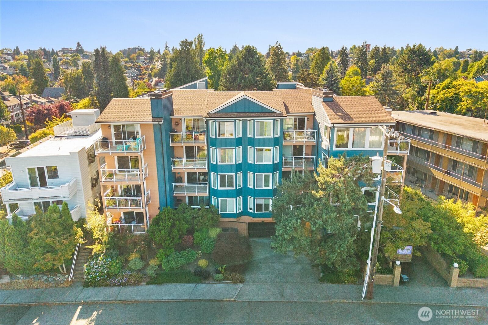 Property Photo:  7111  Linden Avenue N 304  WA 98103 