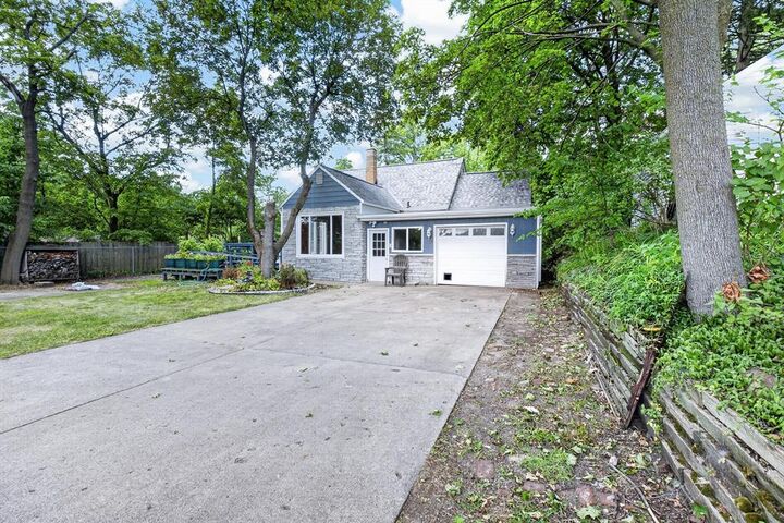 Property Photo: 1202 Pinehurst Boulevard MI 49006