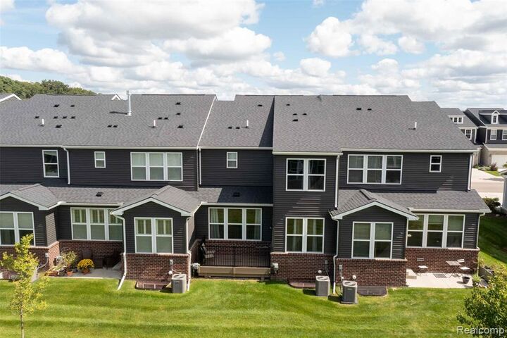 Property Photo:  4830 Broomfield Way  MI 48359 