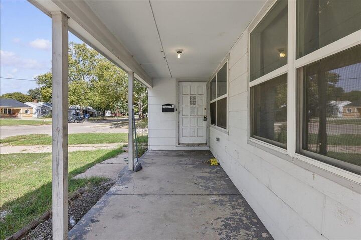 Property Photo: 2502 S Victoria Ave KS 67216