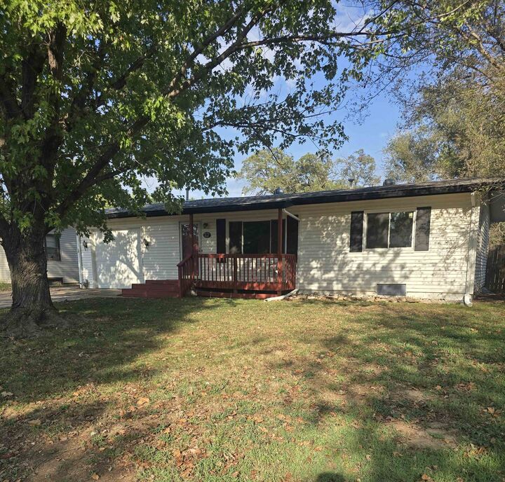 Property Photo:  410 S Sunset  KS 67060 