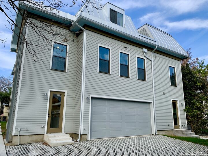 Property Photo: 808 E Carson St 102 TX 78208