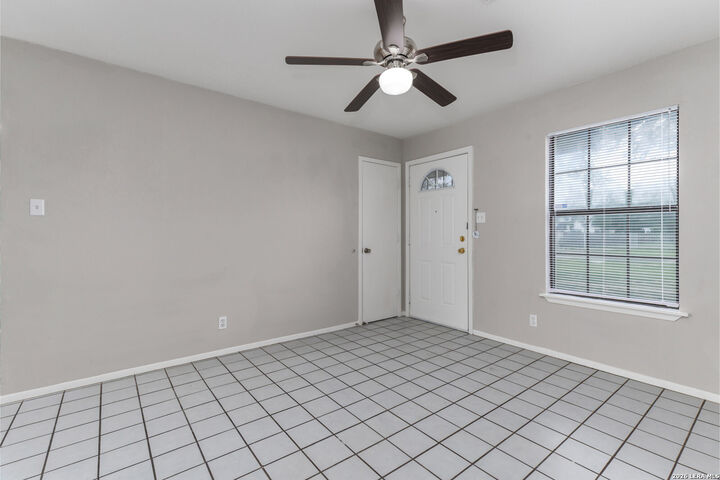 Property Photo: 927 W Formosa 4 TX 78221