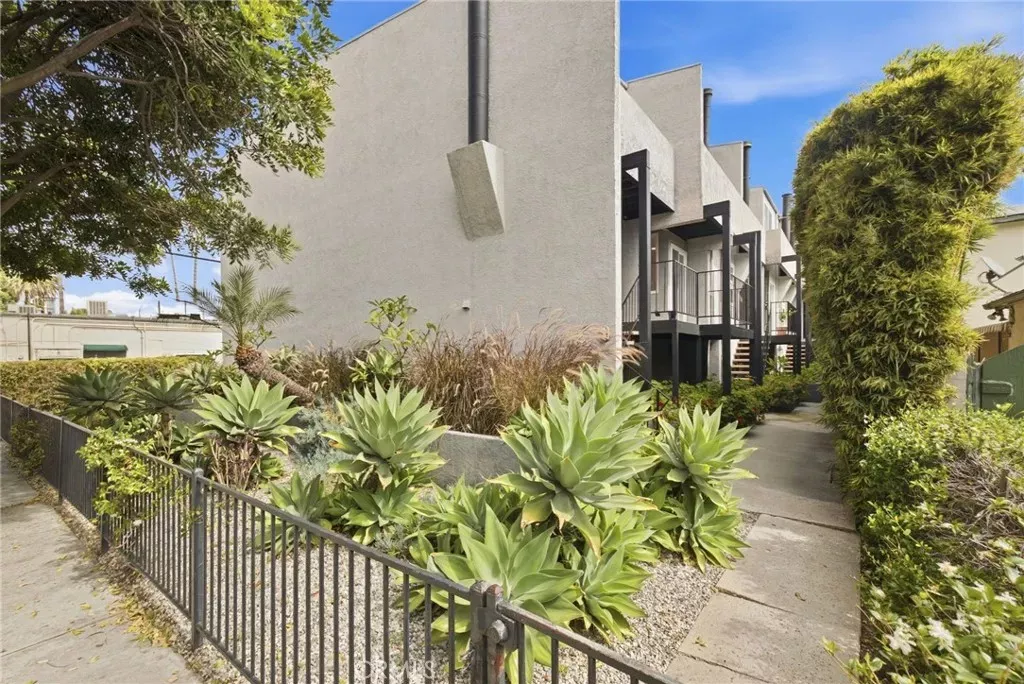 Property Photo:  4018 Redwood Avenue Unit B  CA 90066 