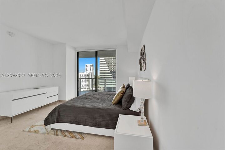 Property Photo: 88 SW 7th St 910 FL 33130
