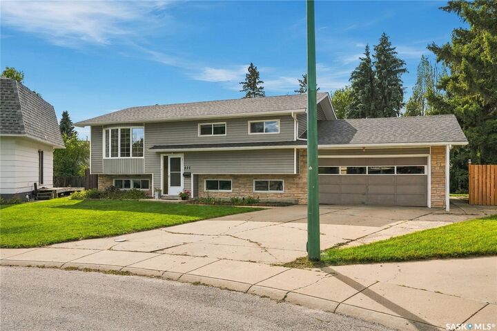 Property Photo:  618 Priel Court  SK S7M 4K6 