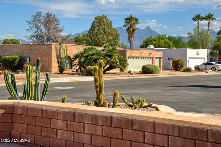 Property Photo:  371 E Placita Idilio  AZ 85614 