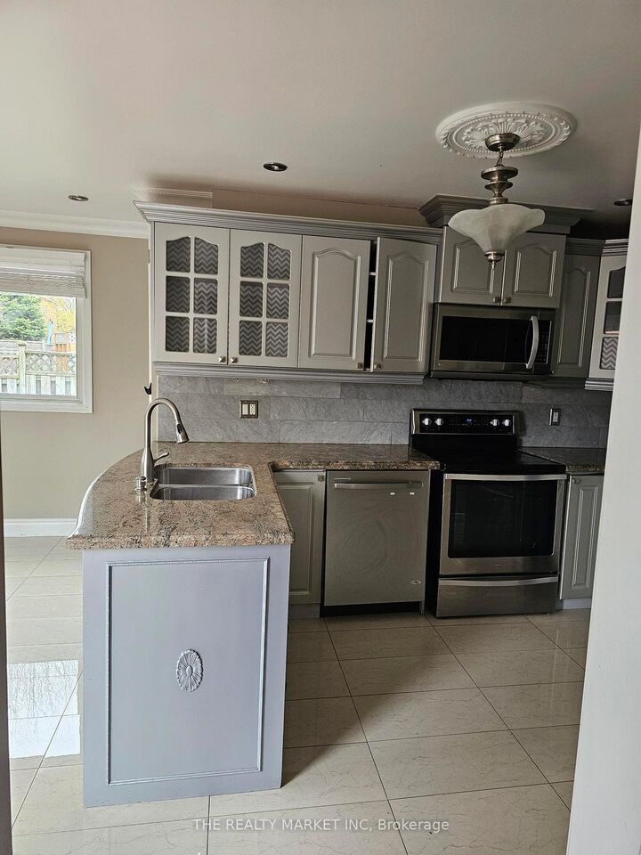 Property Photo:  102 William Stephenson Drive Room  ON L1N 8T1 