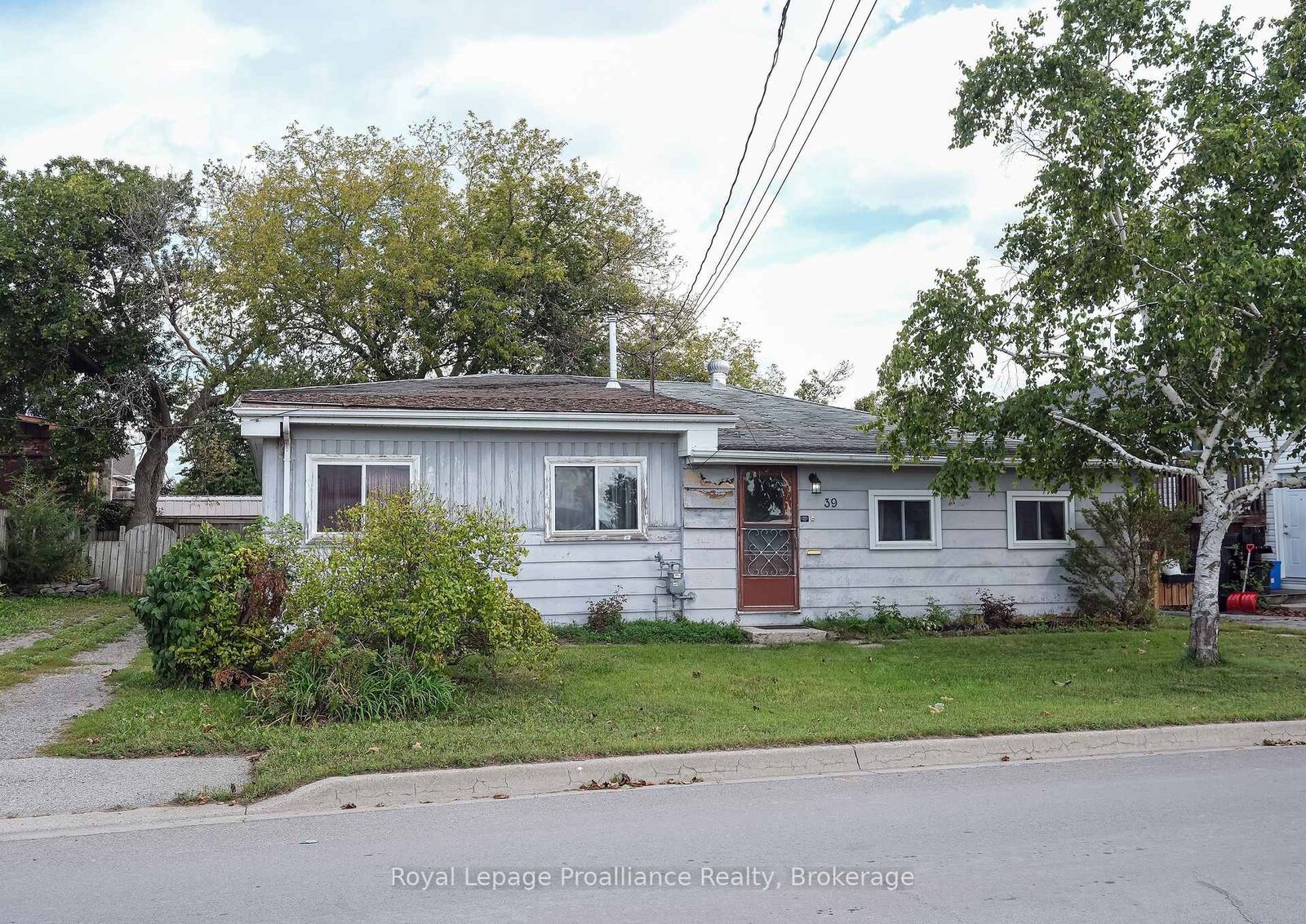 Property Photo:  39 Centre Street  ON K8N 4W7 