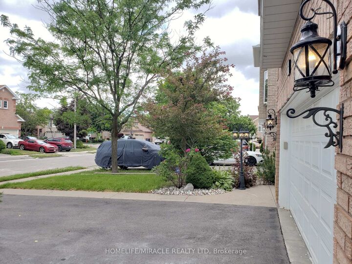 Property Photo:  6 Sweet Briar Lane  ON L6Z 4V3 