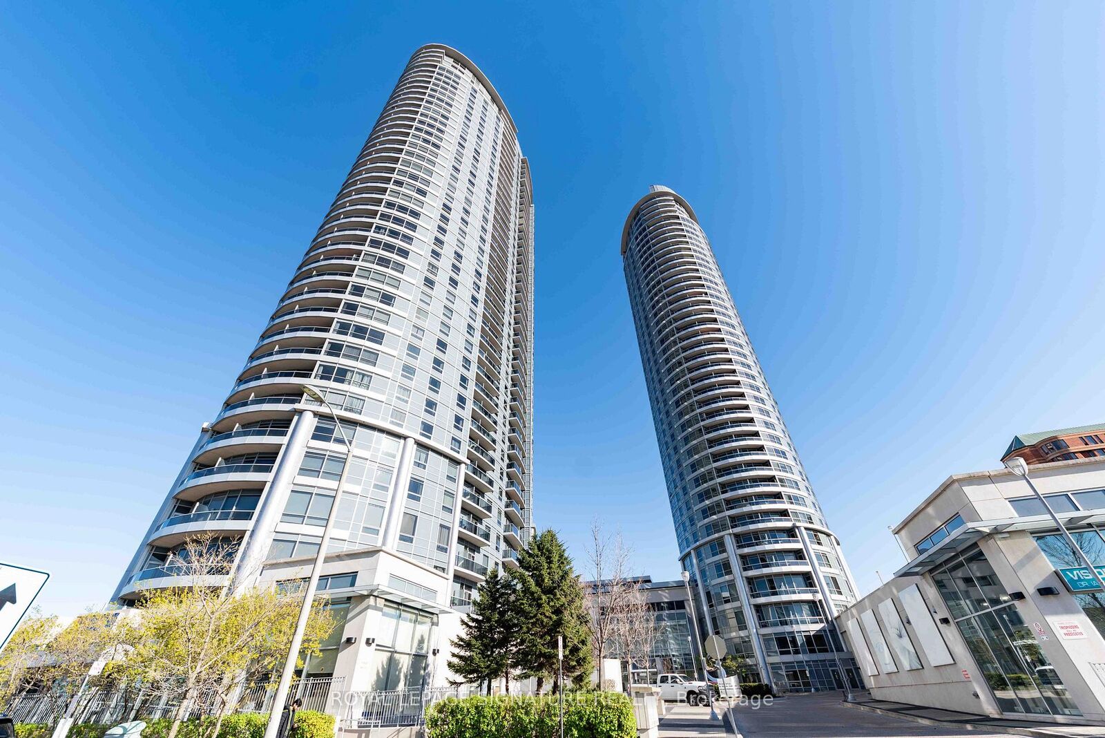 Property Photo:  135 Village Green Square 1423  ON M1S 0G4 